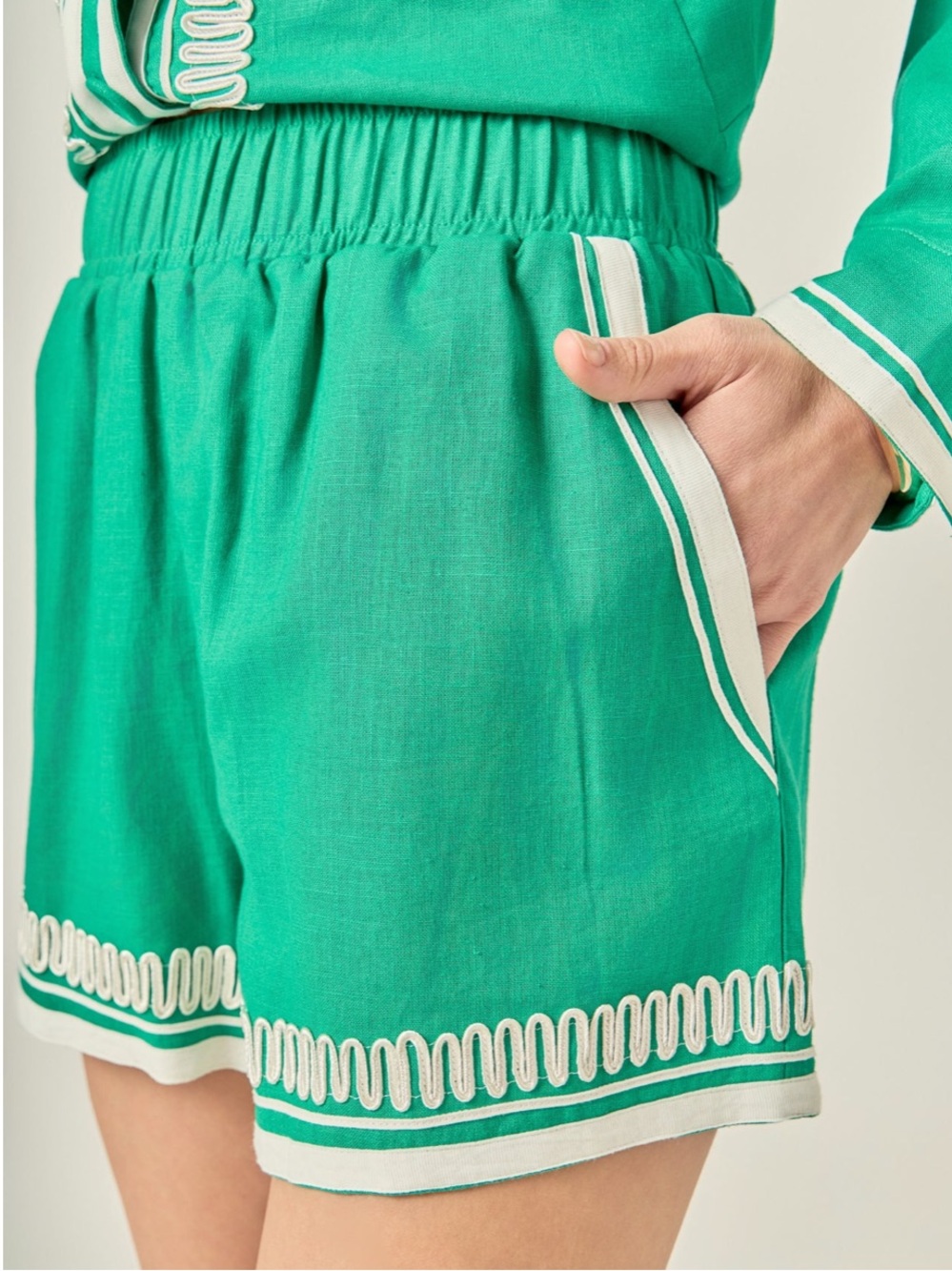 New! English Factory Embroidered Linen Shorts in Kelly Green size M